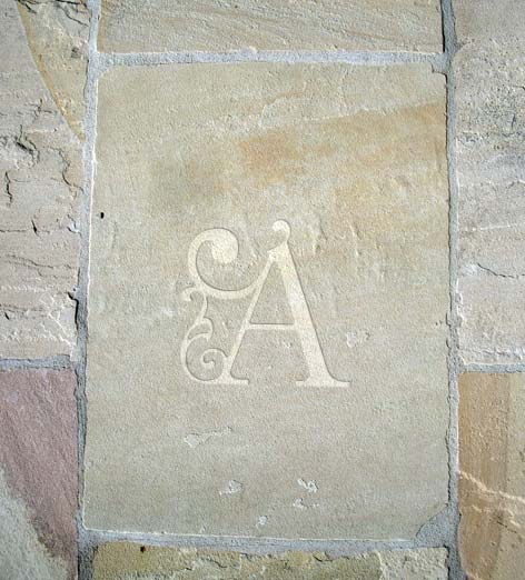 Monogramme Initiale sablée dans la pierre